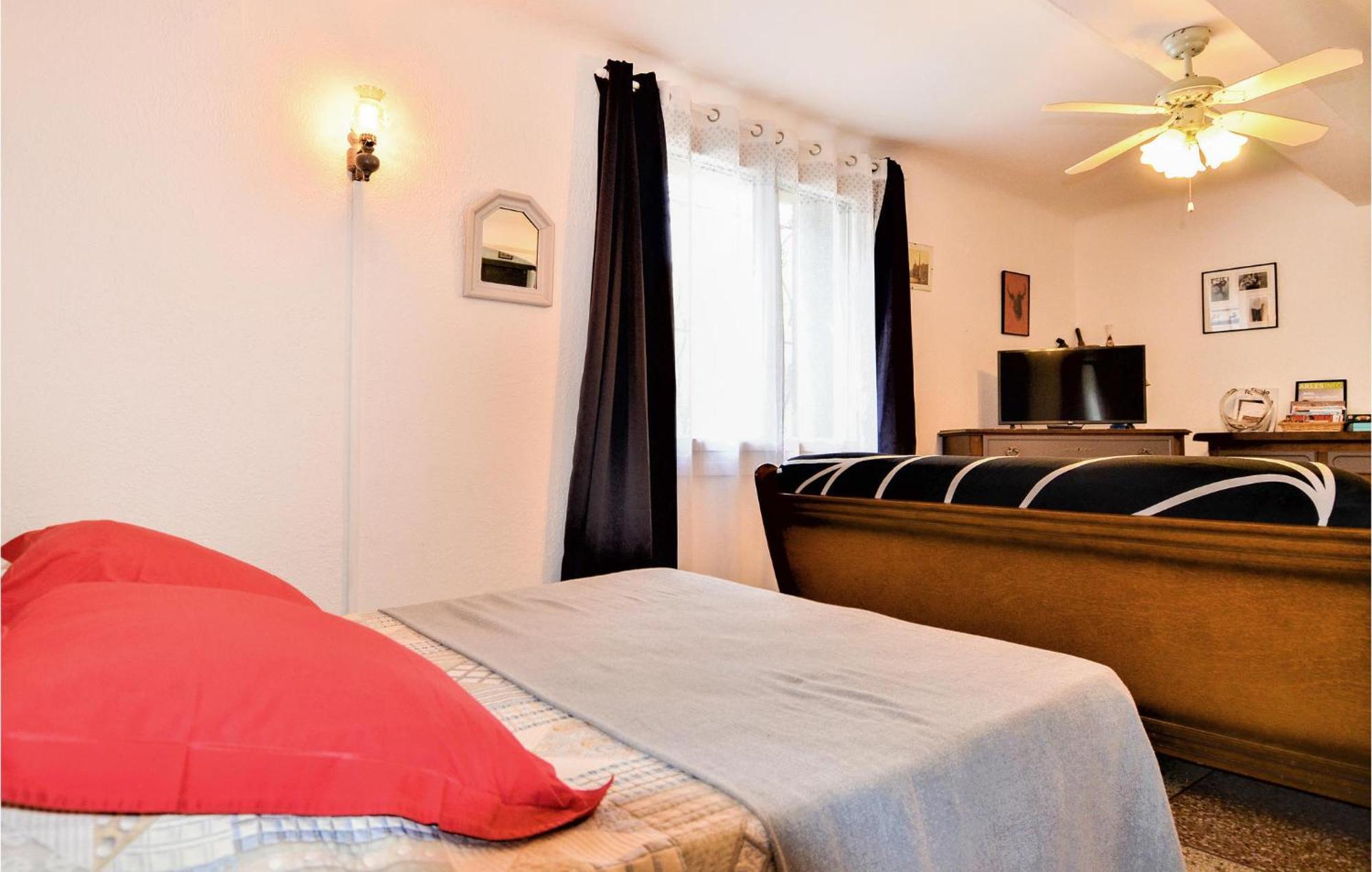 Lovely Home In Arles With Kitchen Luaran gambar